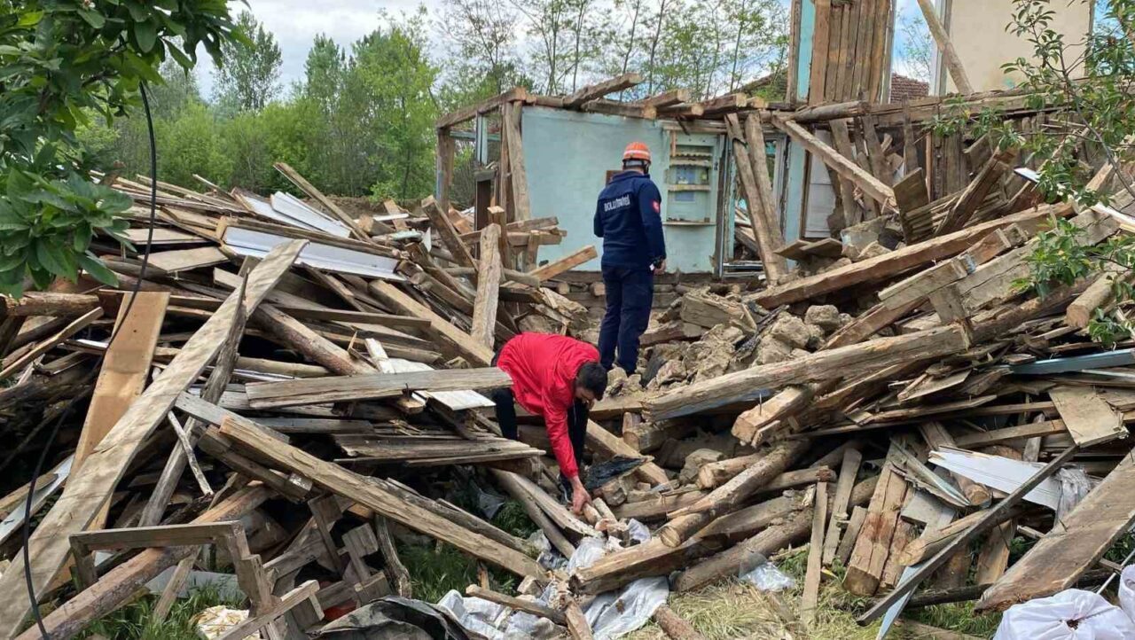 Ahşap evin yıkım çalışmasında 1 işçi göçük altında kaldı
