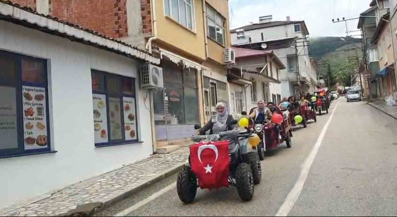 Alpaslan köyünde kadınlardan elektrikli motorlarla "Anneler Günü" konvoyu