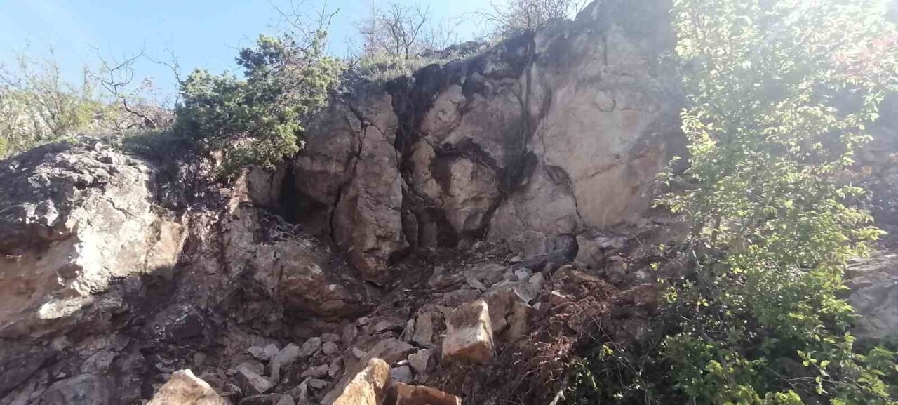 Amasya’da dağdan kopan dev kaya parçaları korkuttu