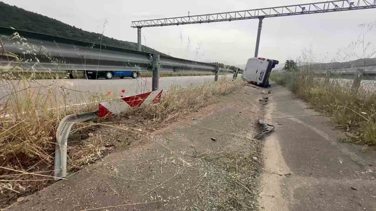 Amasya’da hafif ticari araç refüjdeki su kanalına uçtu: 2 yaralı