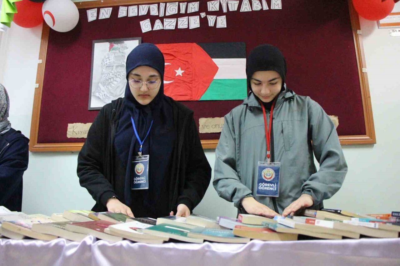 Amasyalı öğrenciler Gazze’deki çocuklar ve annelerine destek için kitap sattı