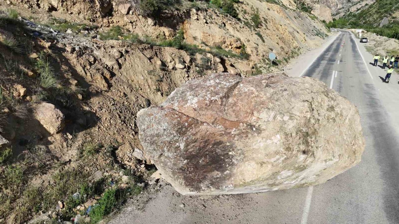 Artvin’in Ardanuç ilçesinde dev kaya yola düştü