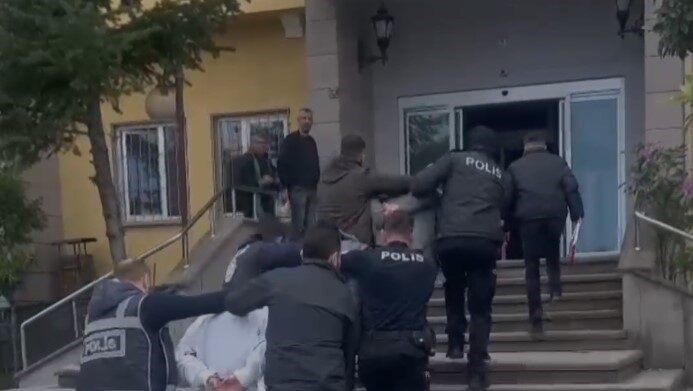 Artvin’in Hopa ilçesinde marketi kurşunlayan 3 kişi Sivas’ta yakalandı