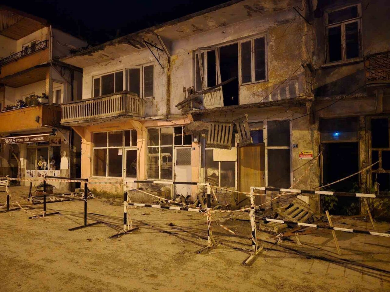 Balkon park halindeki aracın üzerine düştü