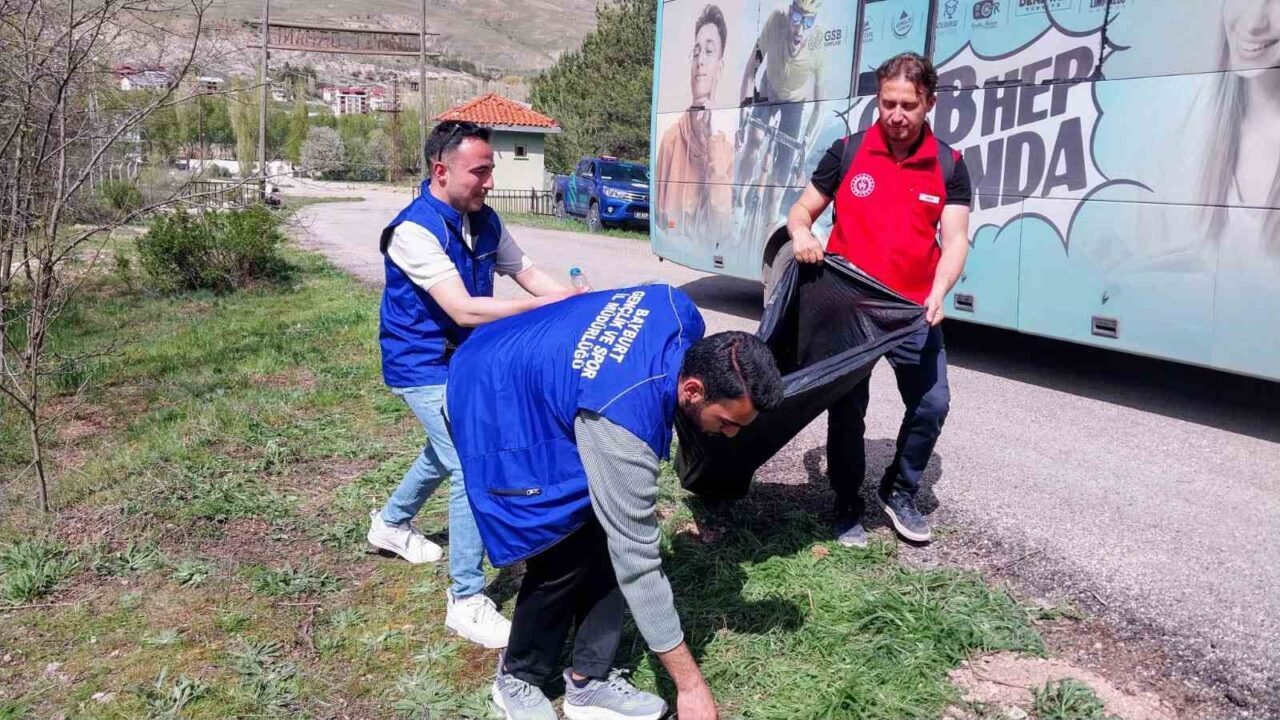 Bayburt’ta ‘Orman Benim’ kampanyasına destek amaçlı çevre temizliği yapıldı