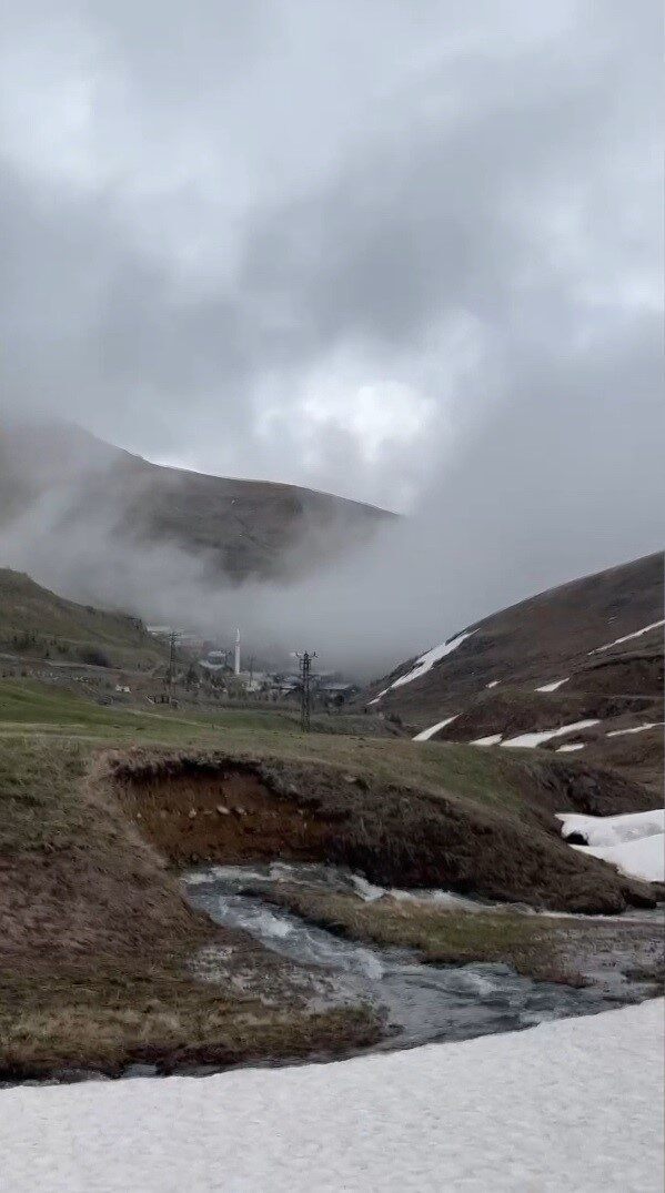 Bayburt’un 2 bin 300 rakımlı Dumlu köyü yaylasında karlar erimeye başladı