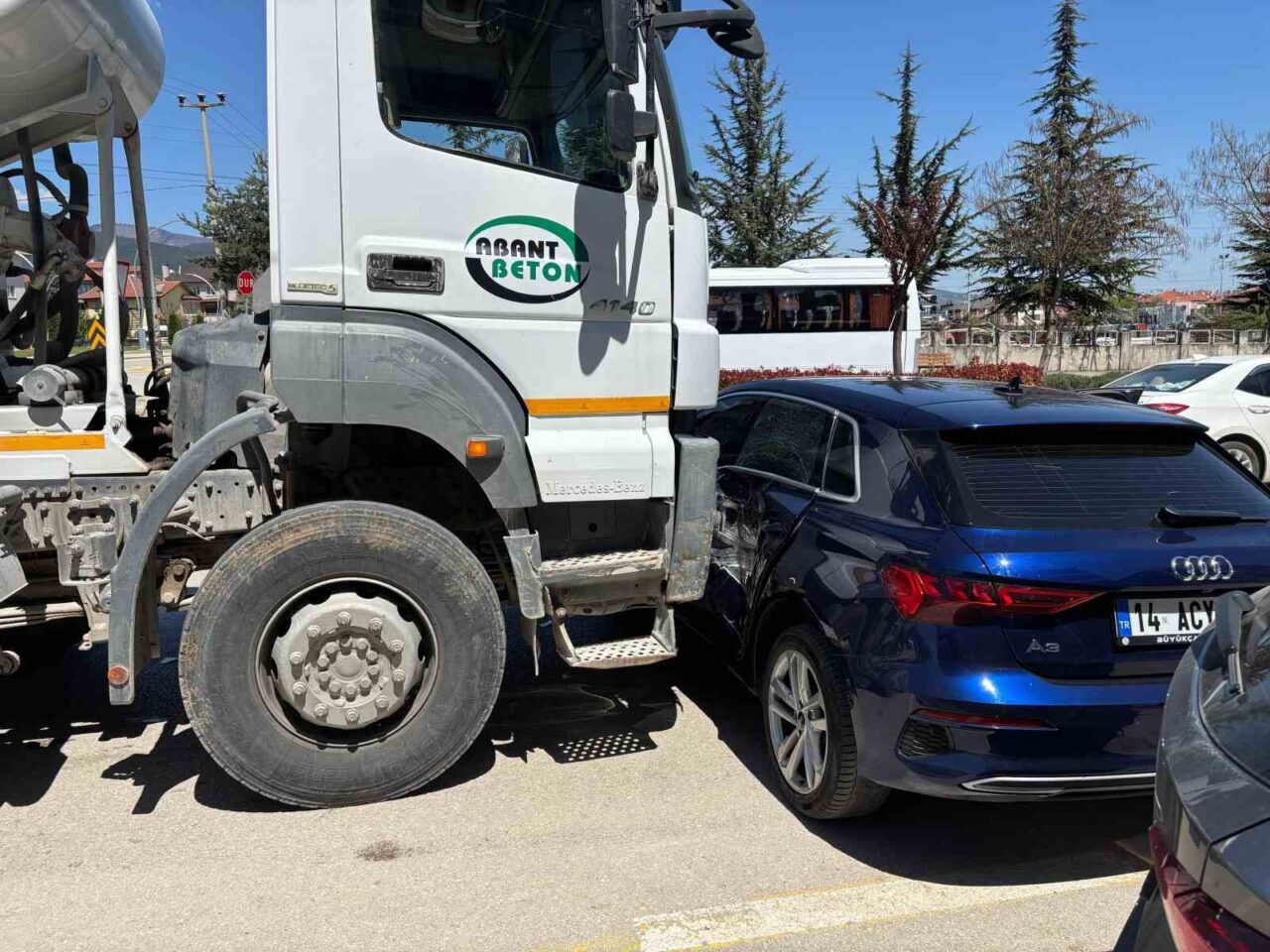 Bolu’da beton mikseri ile otomobil çarpıştı: 1 yaralı