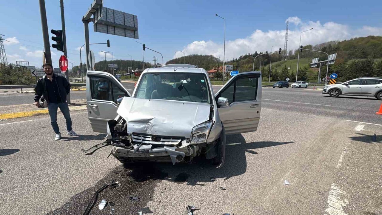 Bolu’da hafif ticari araç ile otomobil çarpıştı: 10 yaralı