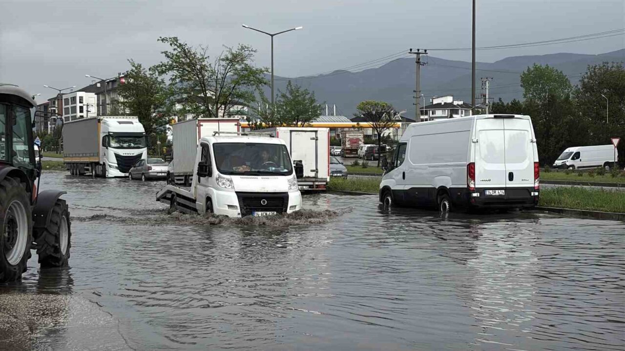 Bolu’da sağanak ve fırtına hayatı felç etti: Yollar göle döndü