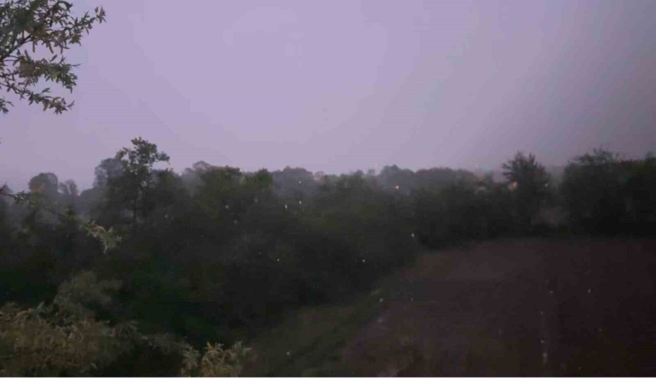 Bolu’da şimşekler geceyi aydınlattı