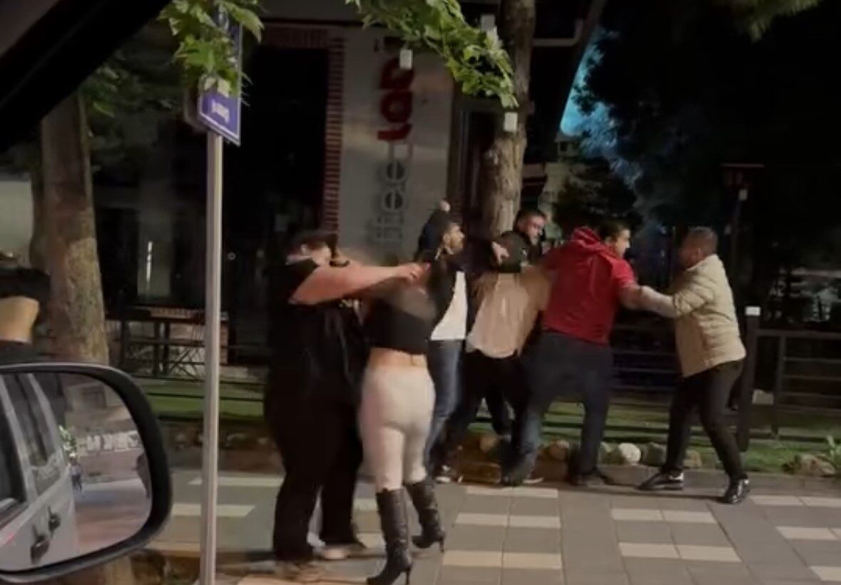 Bolu’da sokak ortasında kavga: Yumruklar havada uçuştu