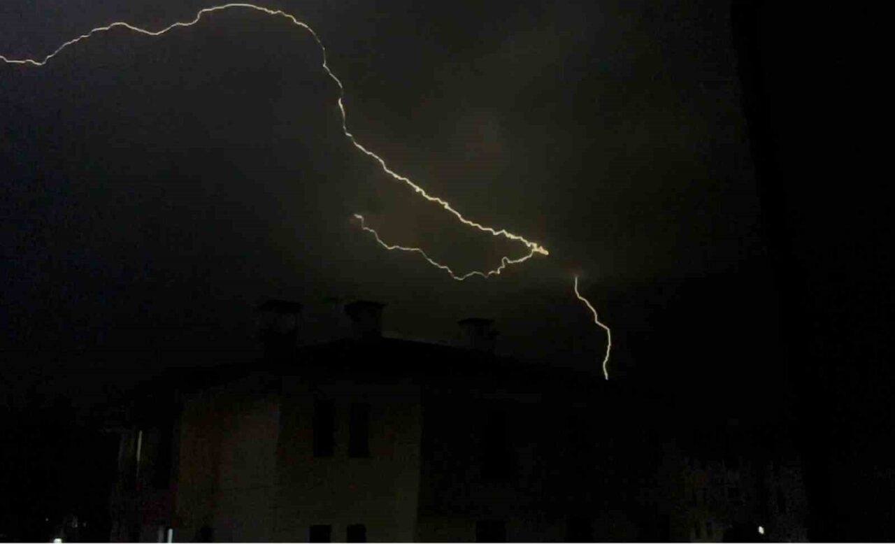 Bolu’da yıldırım düşme anları korku filmlerini aratmadı