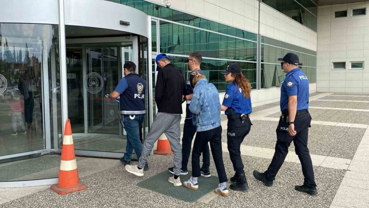 Çaldıkları plakayı başka araca takıp kaçtılar, Sakarya’da yakalandılar