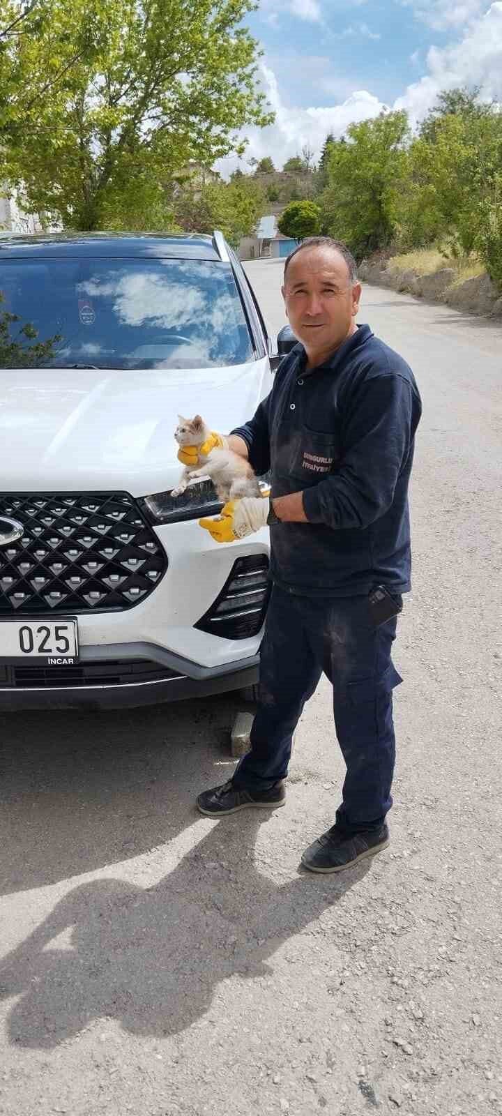 Cipin motor kısmına sıkışan yavru kediyi itfaiye kurtardı