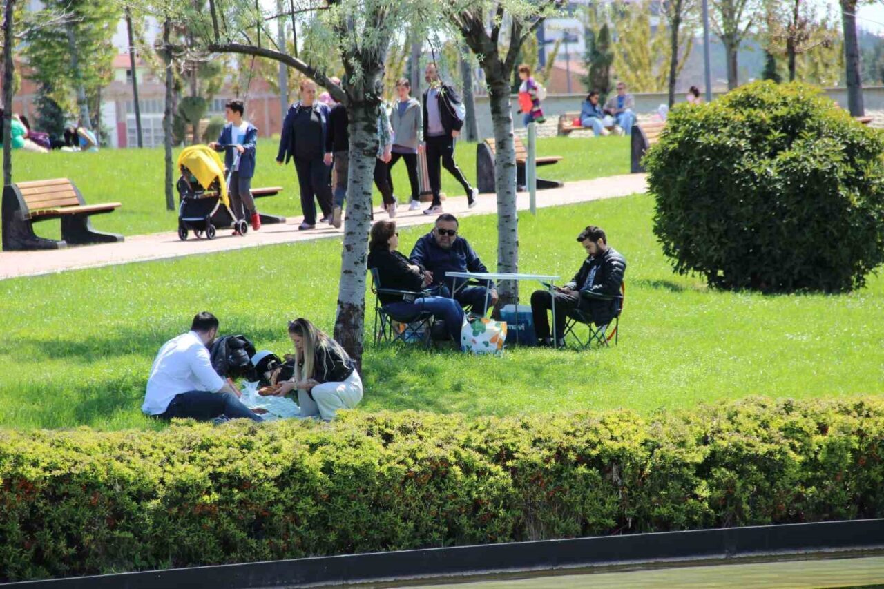 Çorum’da havanın ısınması ile vatandaşlar Millet Bahçesi’ne akın etti