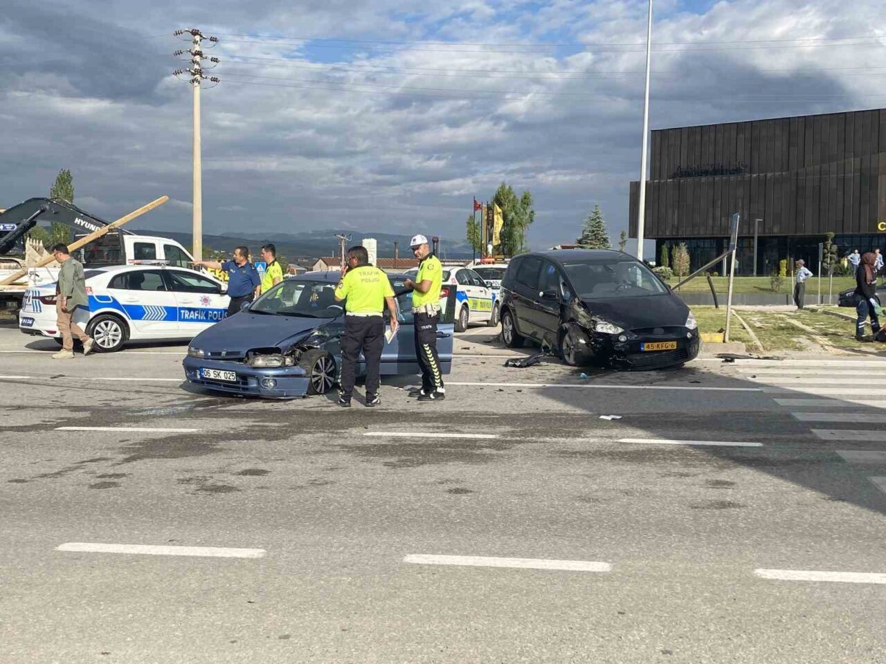 Çorum’da iki otomobil çarpıştı: 3 yaralı
