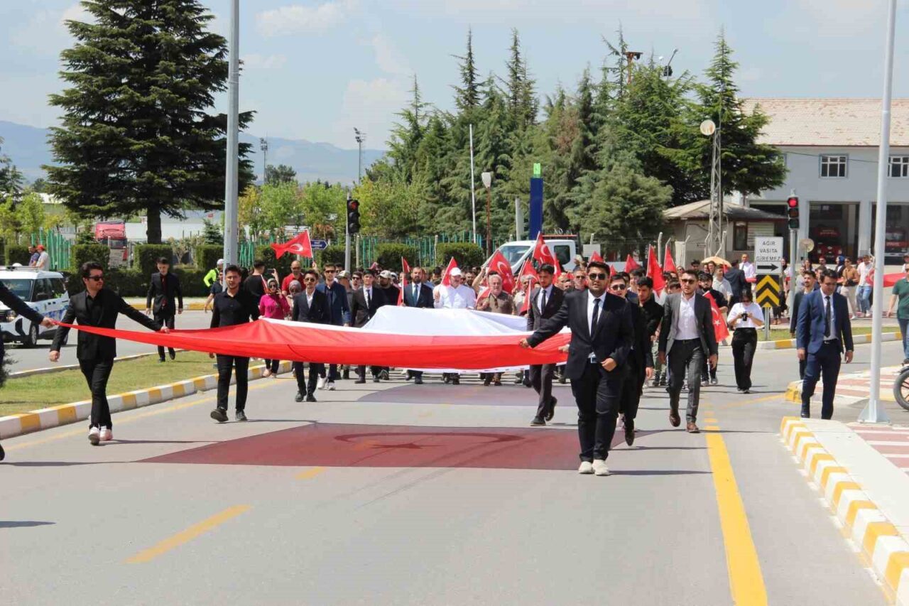 Çorum’da yüzlerce üniversite öğrencisinden şehitlere vefa yürüyüşü
