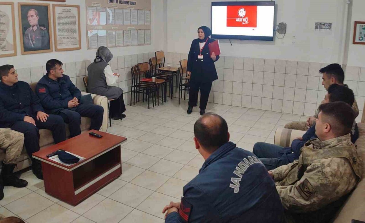 Demirözü jandarma personeline kadına yönelik şiddetle mücadele eğitimi verildi
