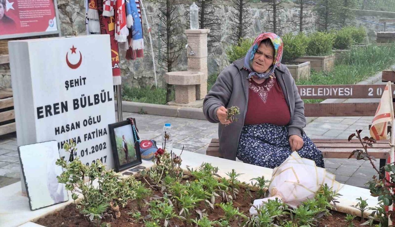 Eren Bülbül’ün annesi Ayşe Bülbül, PKK’nın silah bırakmasını değerlendirdi: "Eren’ler şehit edilmesin, hiçbir Ayşe anne ağlamasın diye onay veririm"