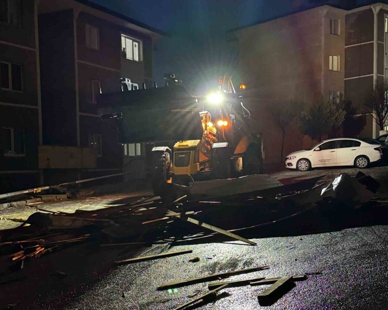 Etrafa dağılan çatı parçaları yoldan kaldırıldı