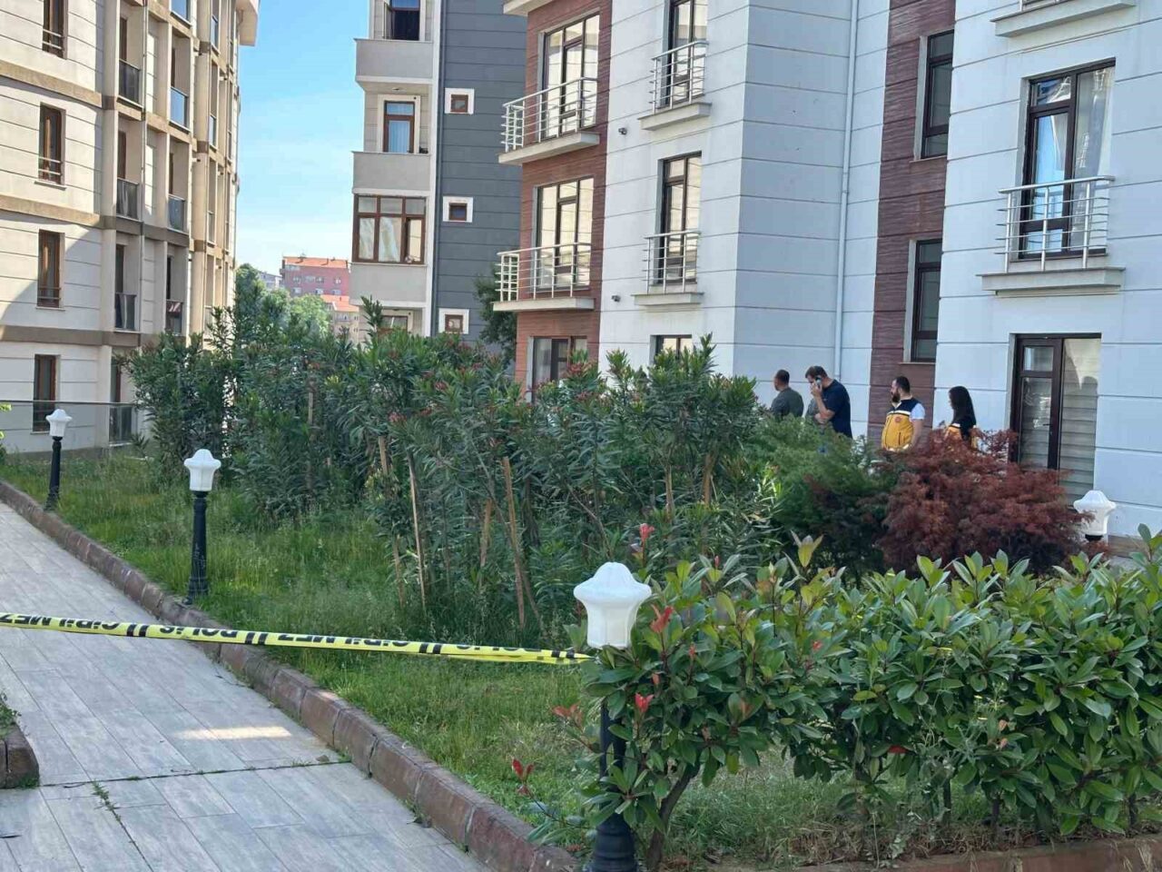 Genç kadın apartman önünde ölü bulundu