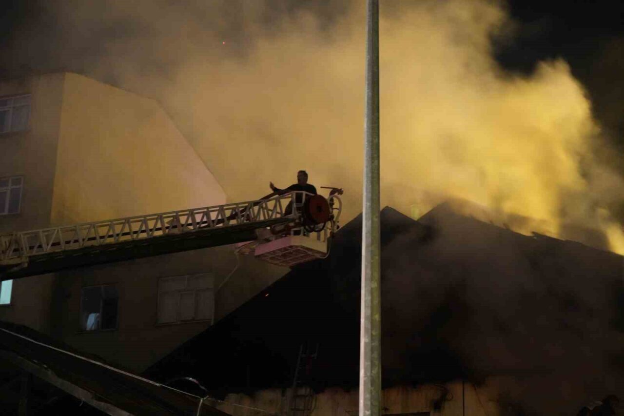Gümüşhane’de müstakil evde çıkan yangın, yanındaki eve de sıçradı