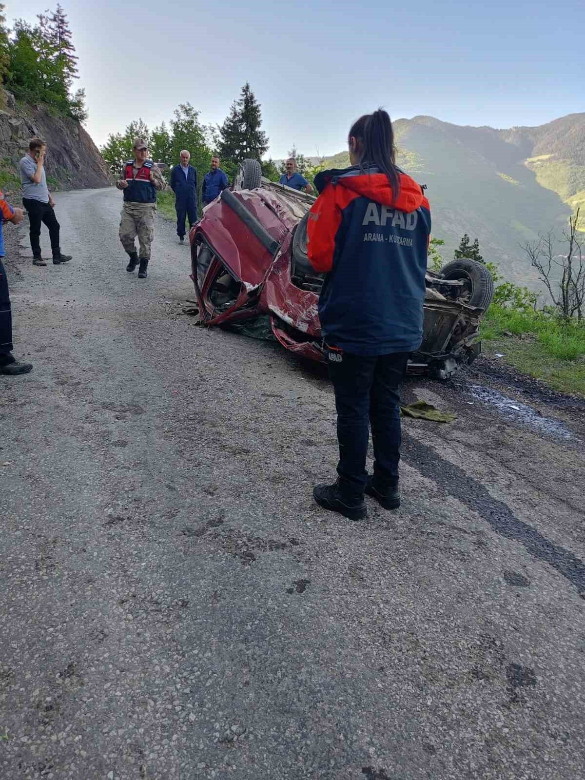 Gümüşhane’de otomobil 60 metrelik uçuruma yuvarlandı: 2 ağır yaralı