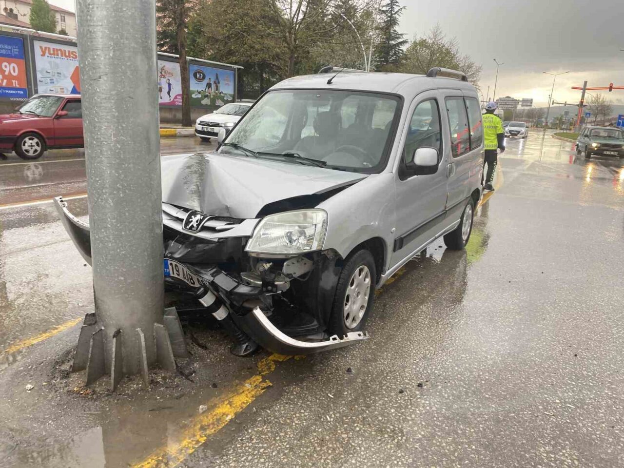 Hafif ticari araç direğe çarptı: 2 yaralı