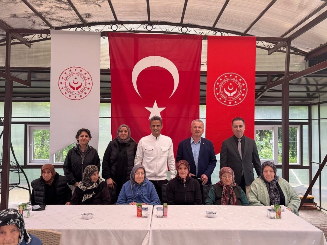 Huzurevinde renkli Anneler Günü etkinliği