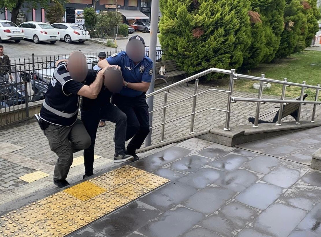 Karadeniz Ereğli’de 5 aracın camını kırarak hırsızlık yapan şüpheli tutuklandı