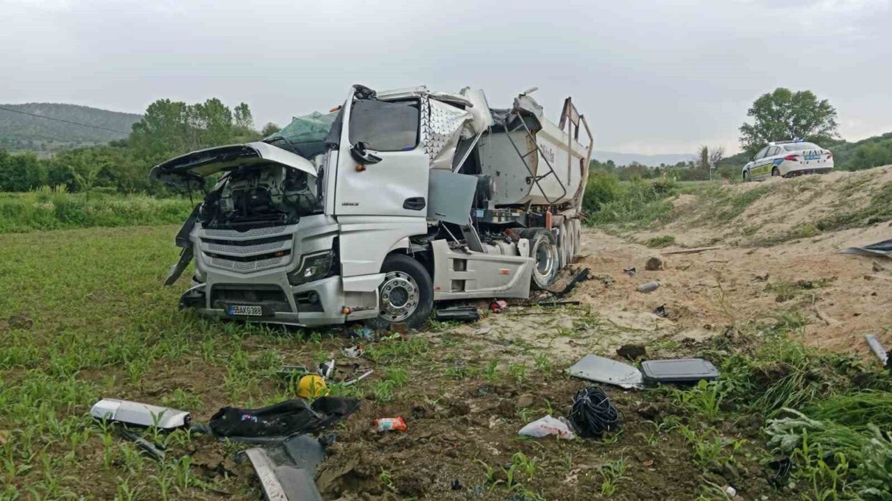 Kastamonu’da devrilen hafriyat kamyonunun sürücüsü yaralandı
