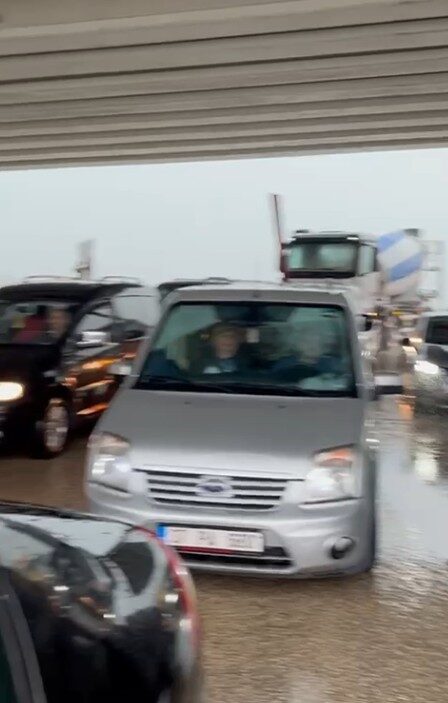 Kastamonu’da dolu etkili oldu, sürücüler köprü altına girerek araçlarını korumaya çalıştı