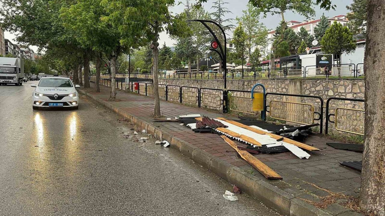 Kastamonu’da fırtına, elektrik tellerini kopardı, binanın çatısını uçurdu