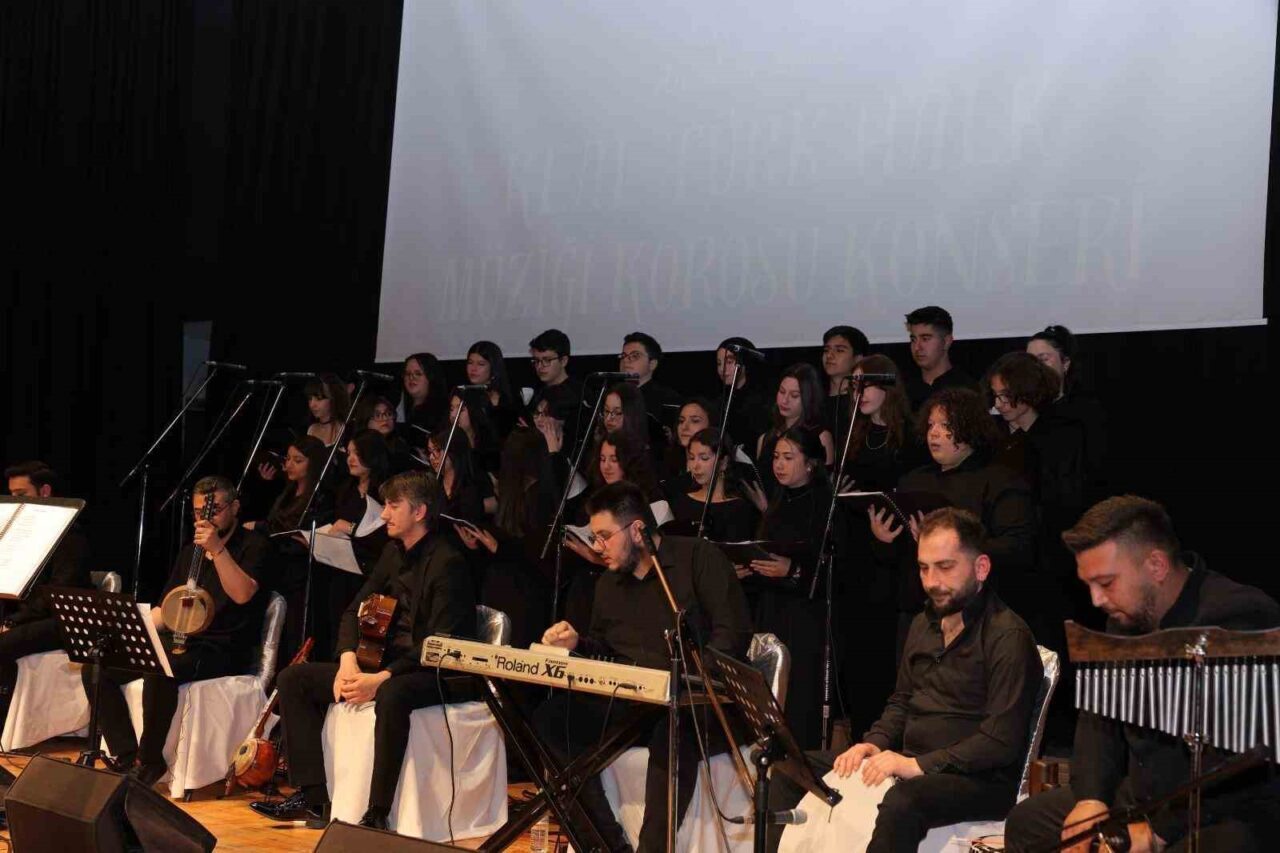 KEAL Türk Halk Müziği Korosu konseri büyük beğeni topladı