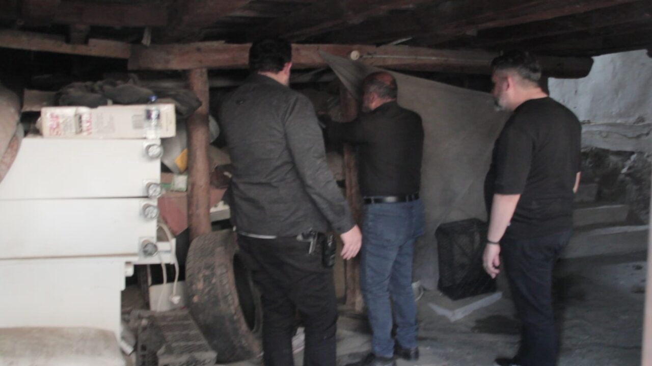Kötü koku ihbarı ekipleri harekete geçirdi, girilen evde 30 metrelik define tüneli çıktı