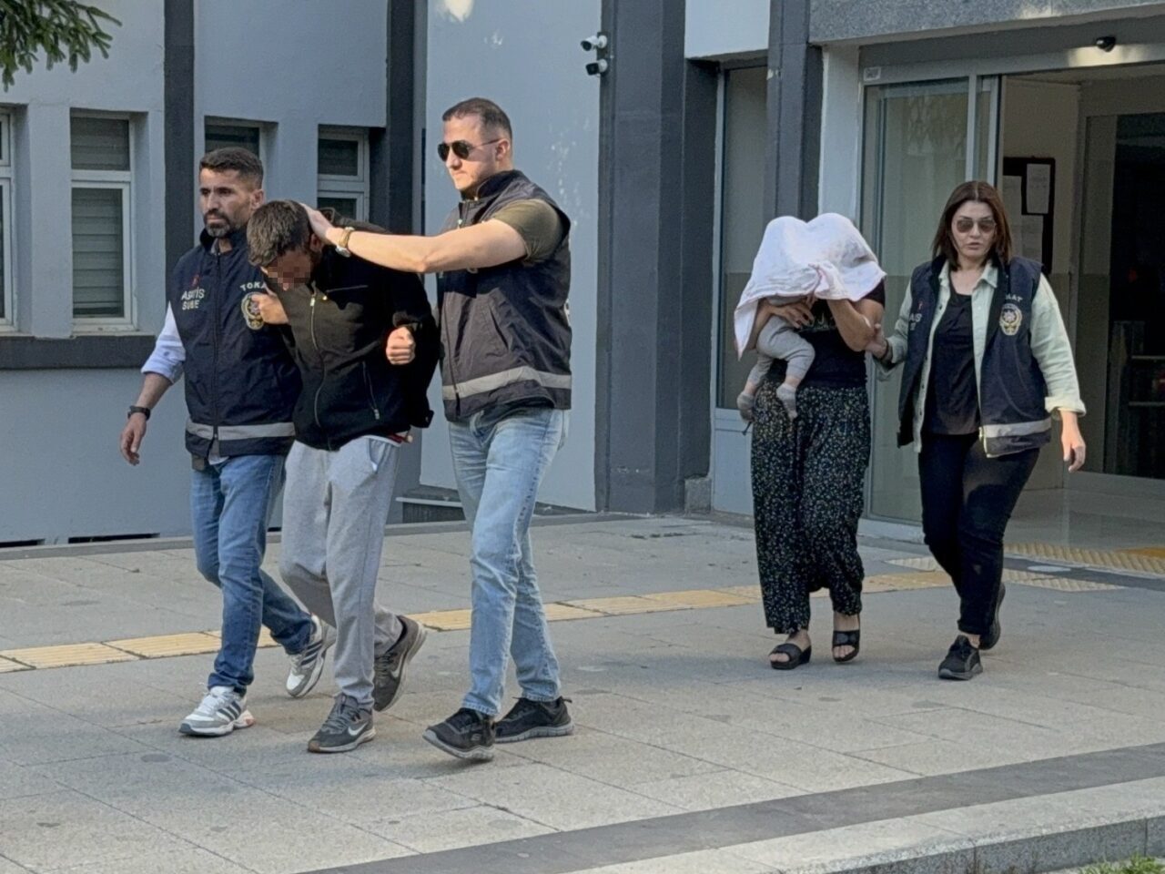 Kucağındaki bebeğiyle cezaevine gitti