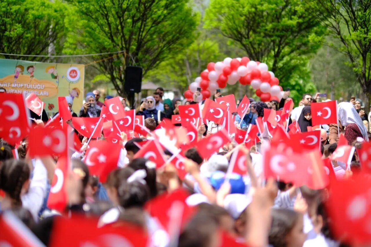 Kur’an kursları yılsonu şenliği renkli görüntülere sahne oldu