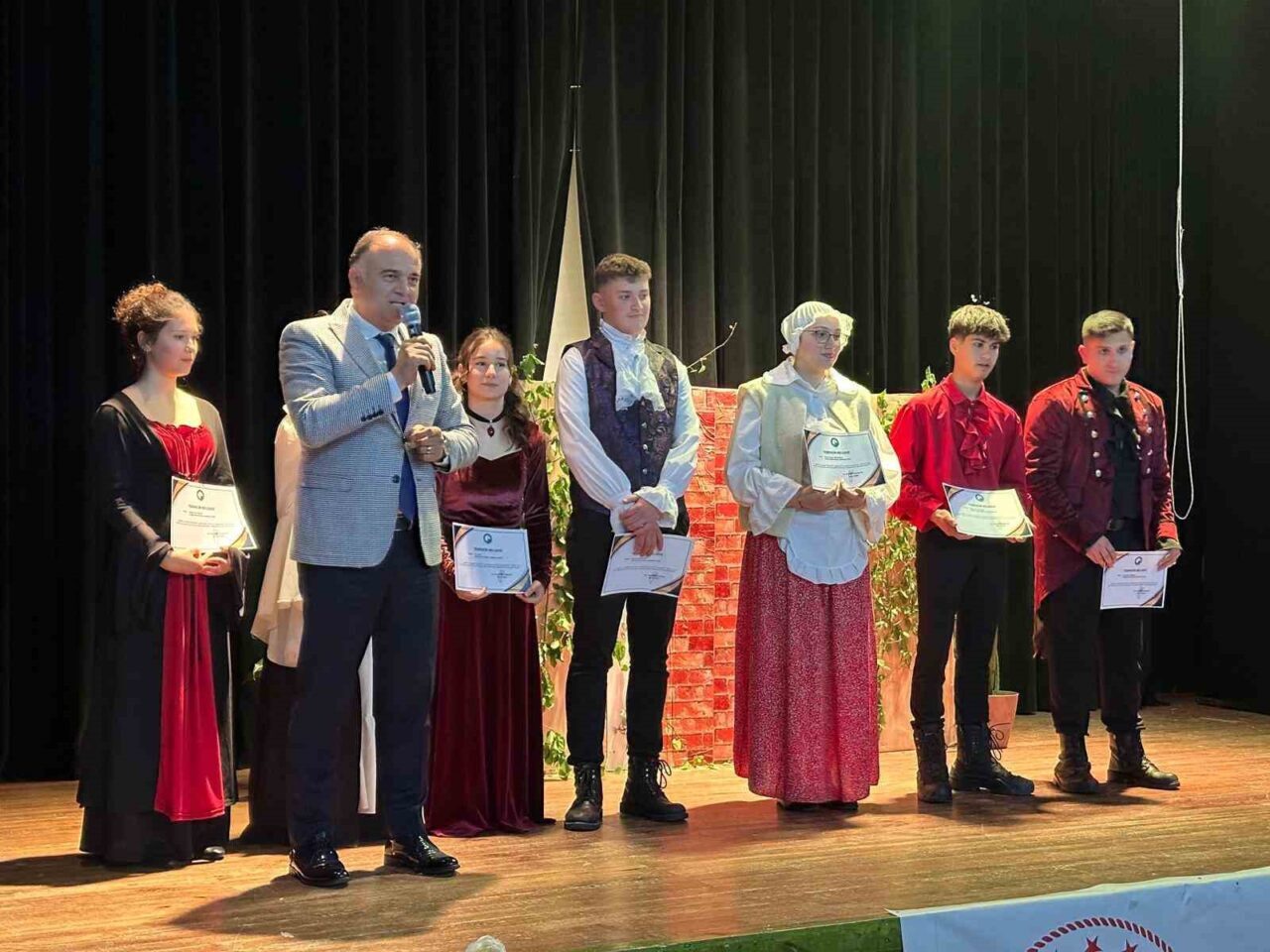 Lise öğrencilerinden İngilizce oyun