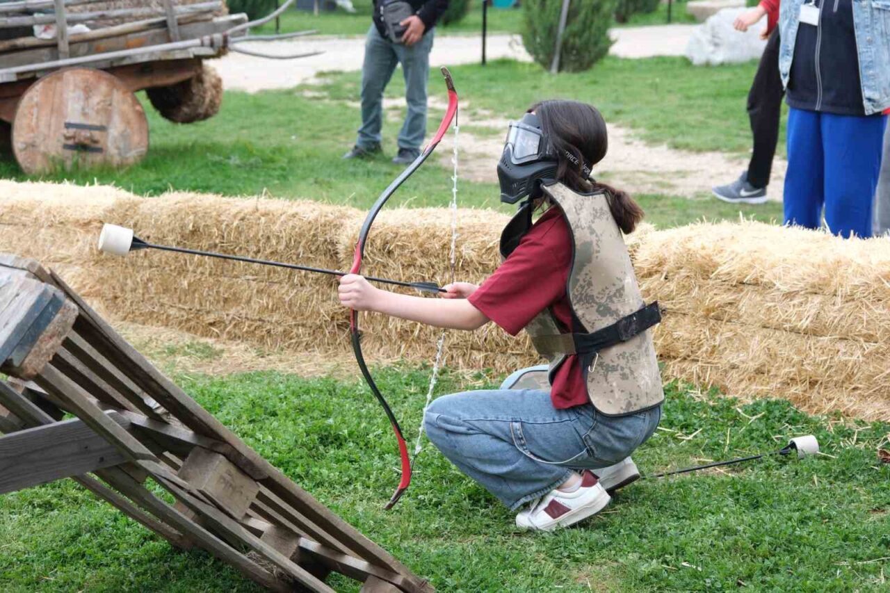 Liseler arasındaki ok savaşları yarışması renkli görüntülere sahne oldu