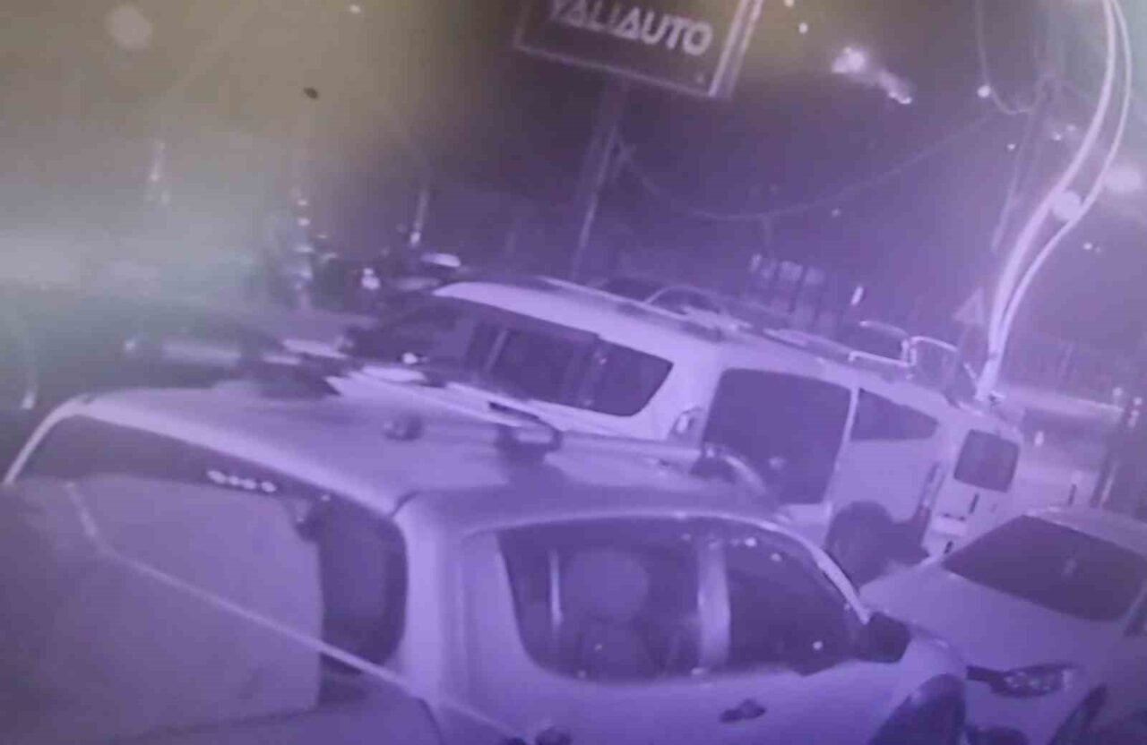 Motosiklet kaskı çalan şahısların o anları kamerada