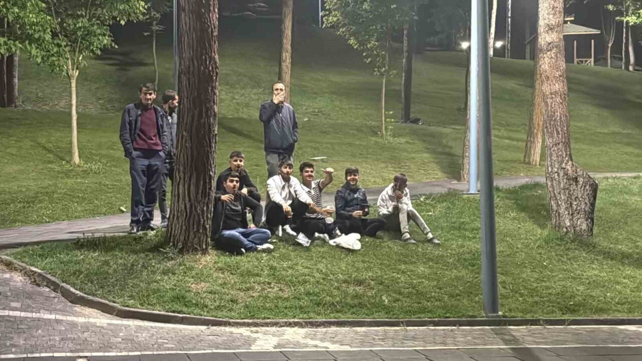 Motosiklet sürücülerine ceza yağdı; onlar ise çekirdek yiyerek izledi