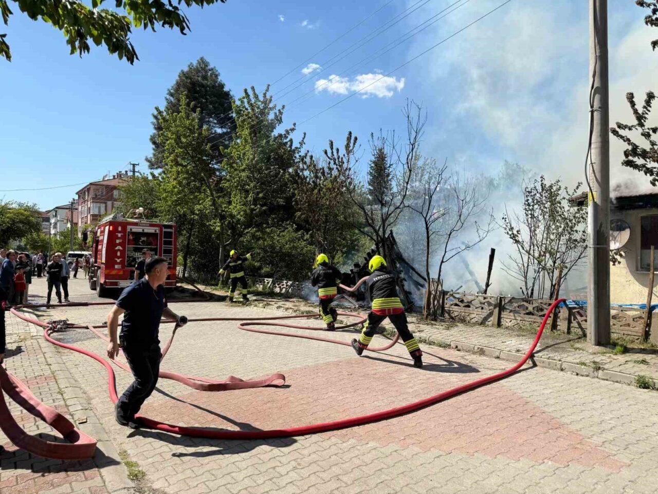 Odunlukta çıkan yangın eve sıçradı: Tek katlı ev küle döndü