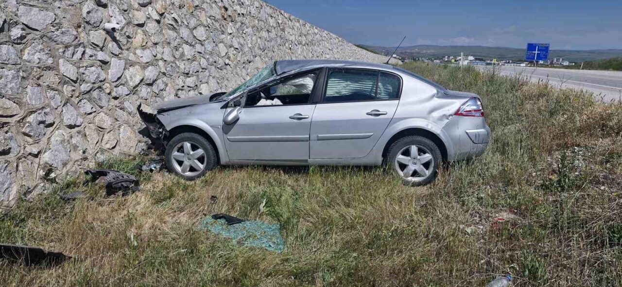 Otomobil istinat duvarına çarptı: 2 yaralı