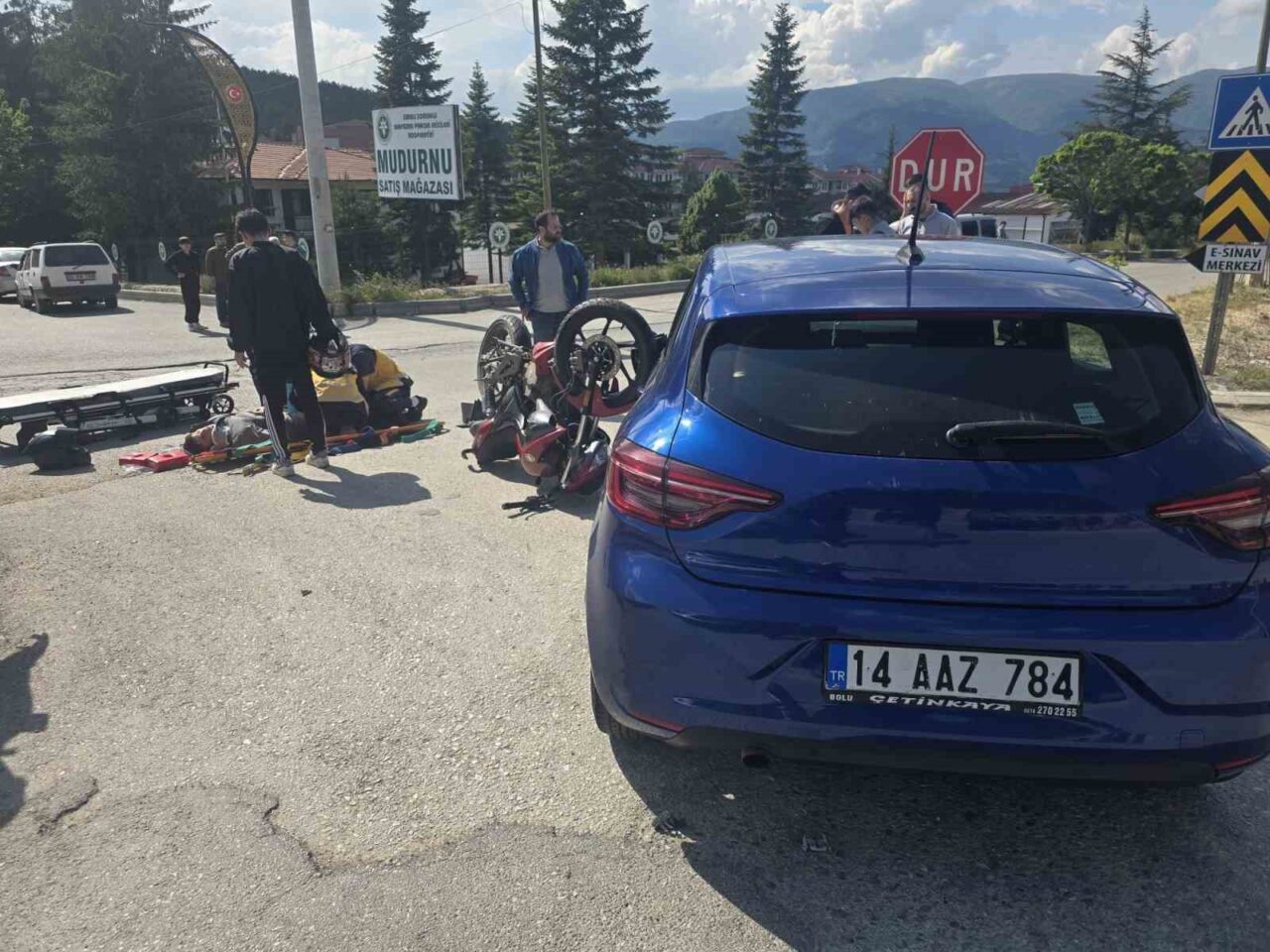 Otomobille çarpışan motosiklet sürücüsü yaralandı