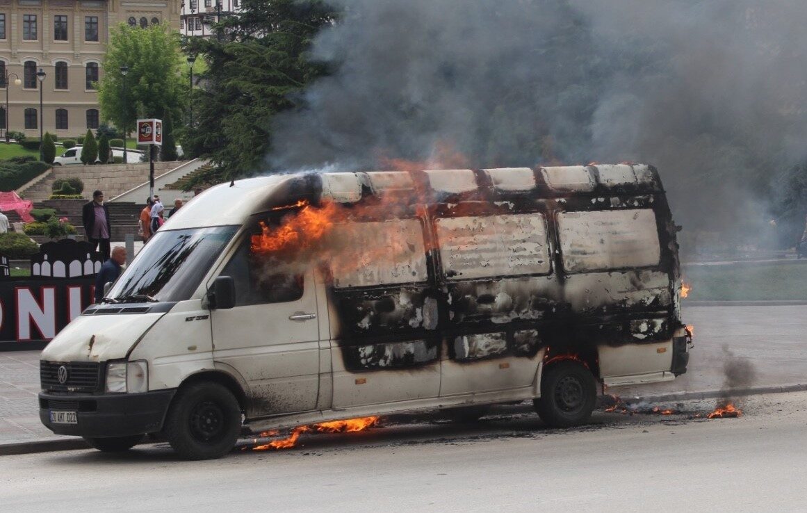 Polis ekibi işlem yapmak isteyince hacizli aracı ateşe verdi