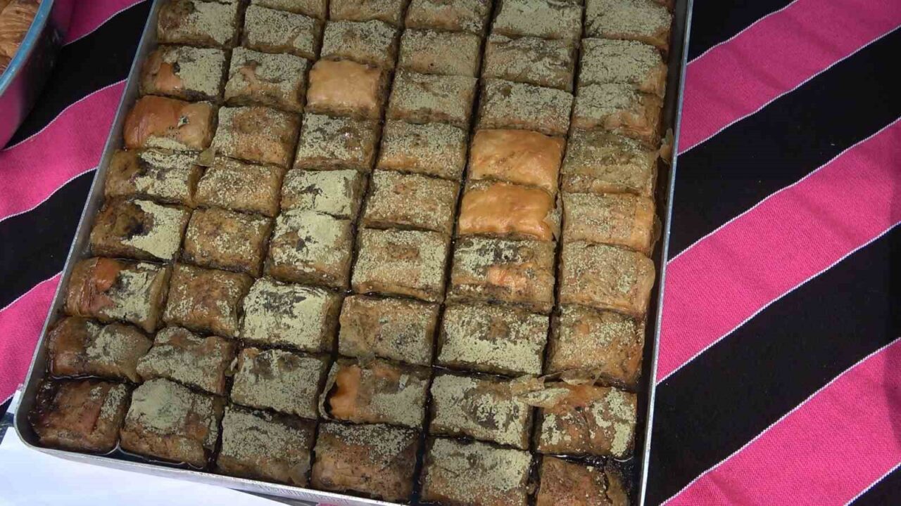 Rize’de Türk Mutfağı lezzetleri görücüye çıktı en fazla ilgiyi çay aromalı baklava çekti