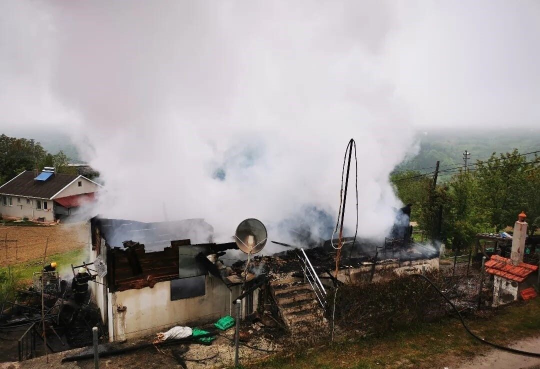 Sinop’ta ahşap ev yanarak kullanılamaz hale geldi