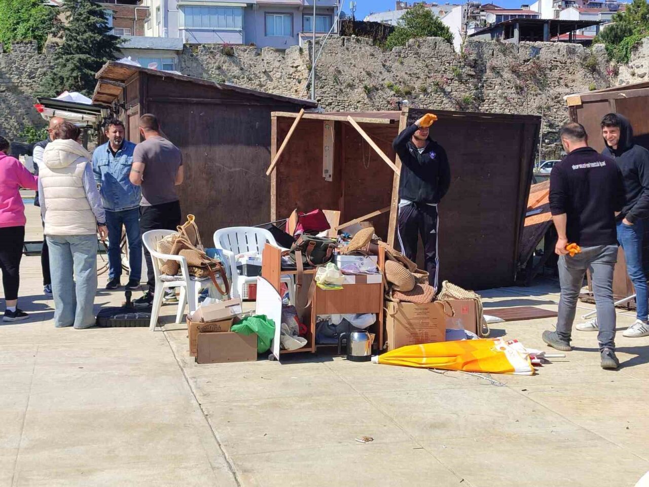 Sinop’ta şiddetli rüzgar seyyar tezgahları yıktı