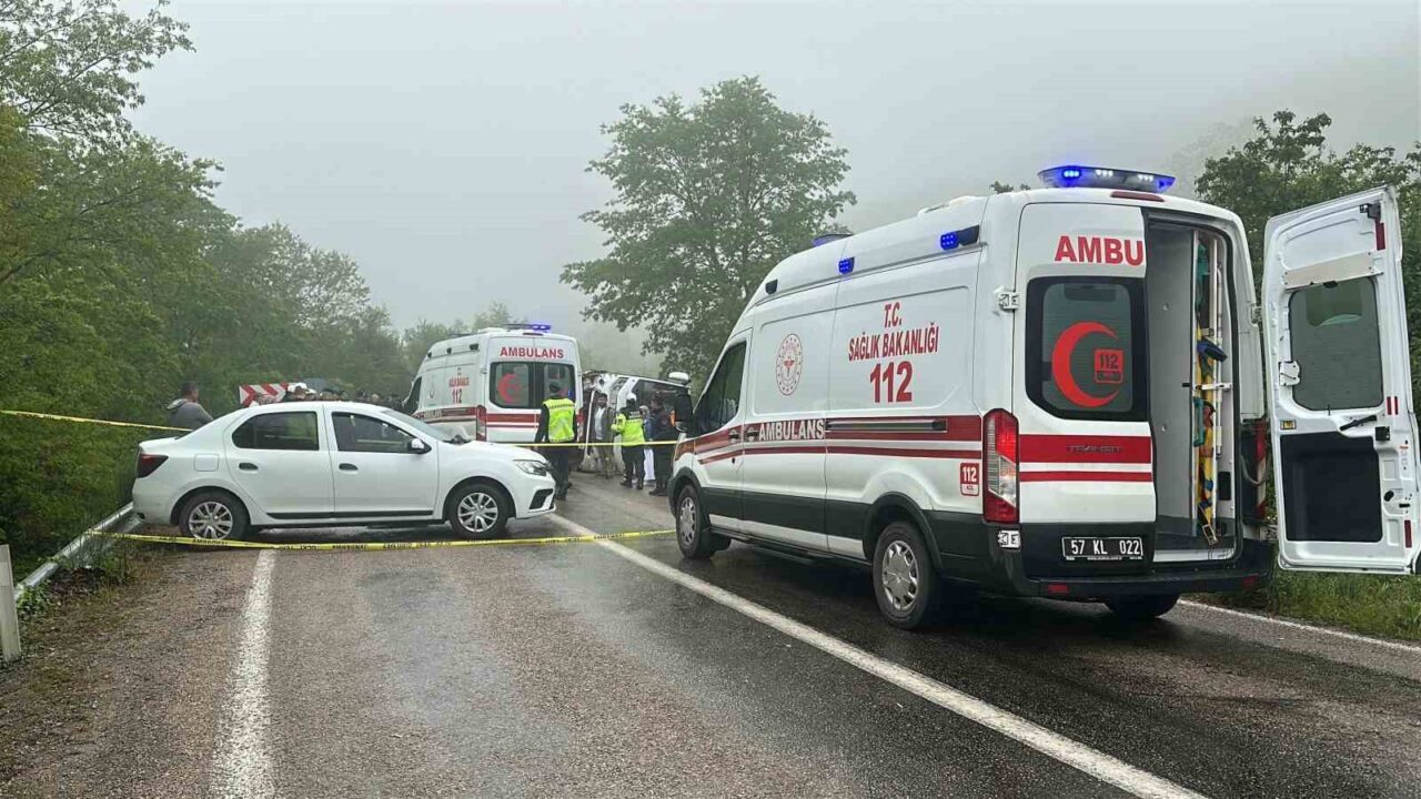 Sinop’ta tur otobüsü devrildi: 2’si ağır 18 yaralı