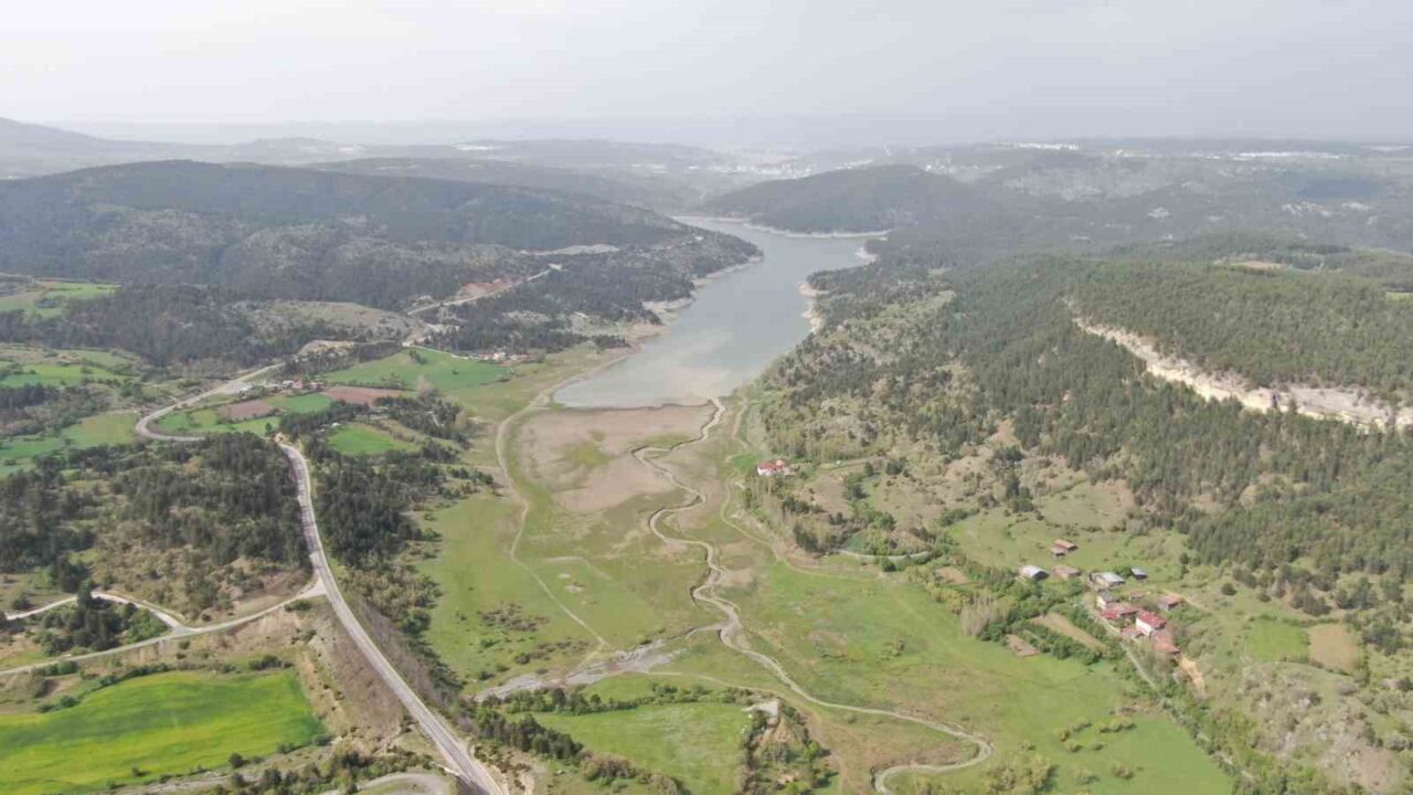 Su seviyesi yüzde 30’a düştü, baraj havzası yeşile büründü